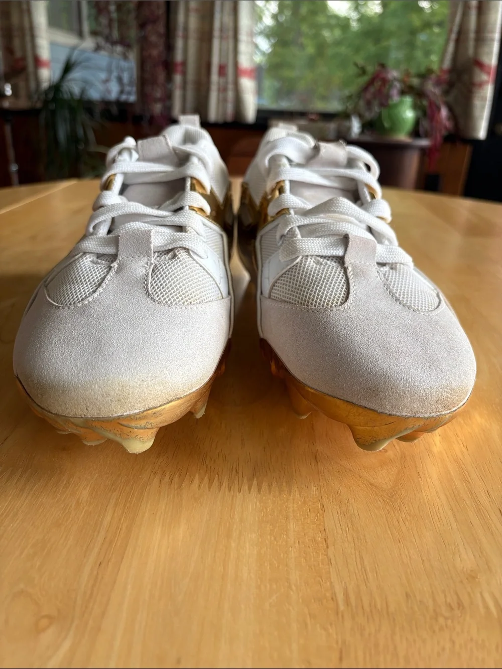 🏈 UA Spotlight HOVR Icon Low Football Cleats. Gold and White. Size 11. EUC